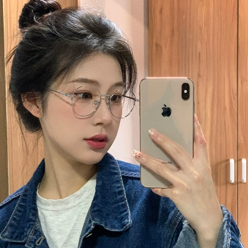 Опциональные многоцветные очки из чистого титана для женщин разного роста.