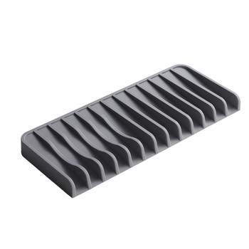 High slope drainage mat without water accumulation at the sink