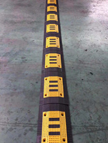 Speed belt thickening high load-bearing engineering road highway residential community household rural rubber speed bumper new product