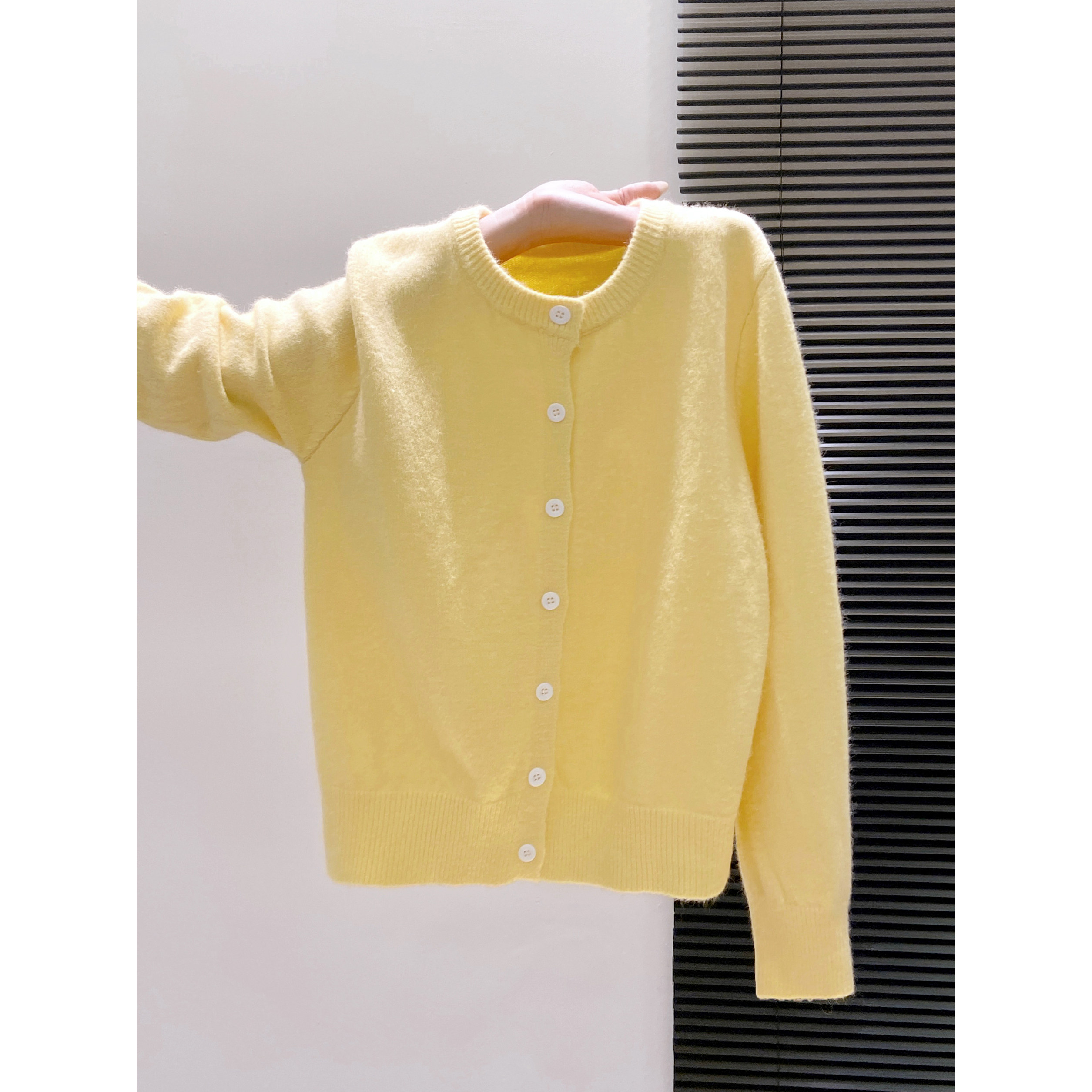 เสื้อแจ็คเก็ตไหมพรมเนื้อนุ่ม คอกลม สีพื้น สำหรับผู้หญิง สไตล์ฤดูใบไม้ร่วงใหม่ เสื้อคาร์ดิแกนถักนิตติ้งเรียบหรู ลดอายุ ใส่สบาย ทรงหลวม