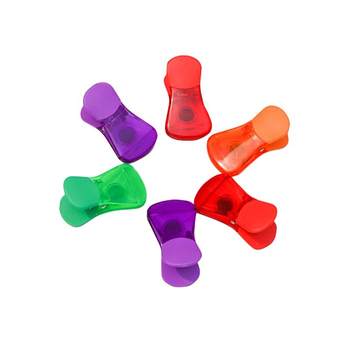Magnetic refrigerator with food sealing and fresh-keeping clip