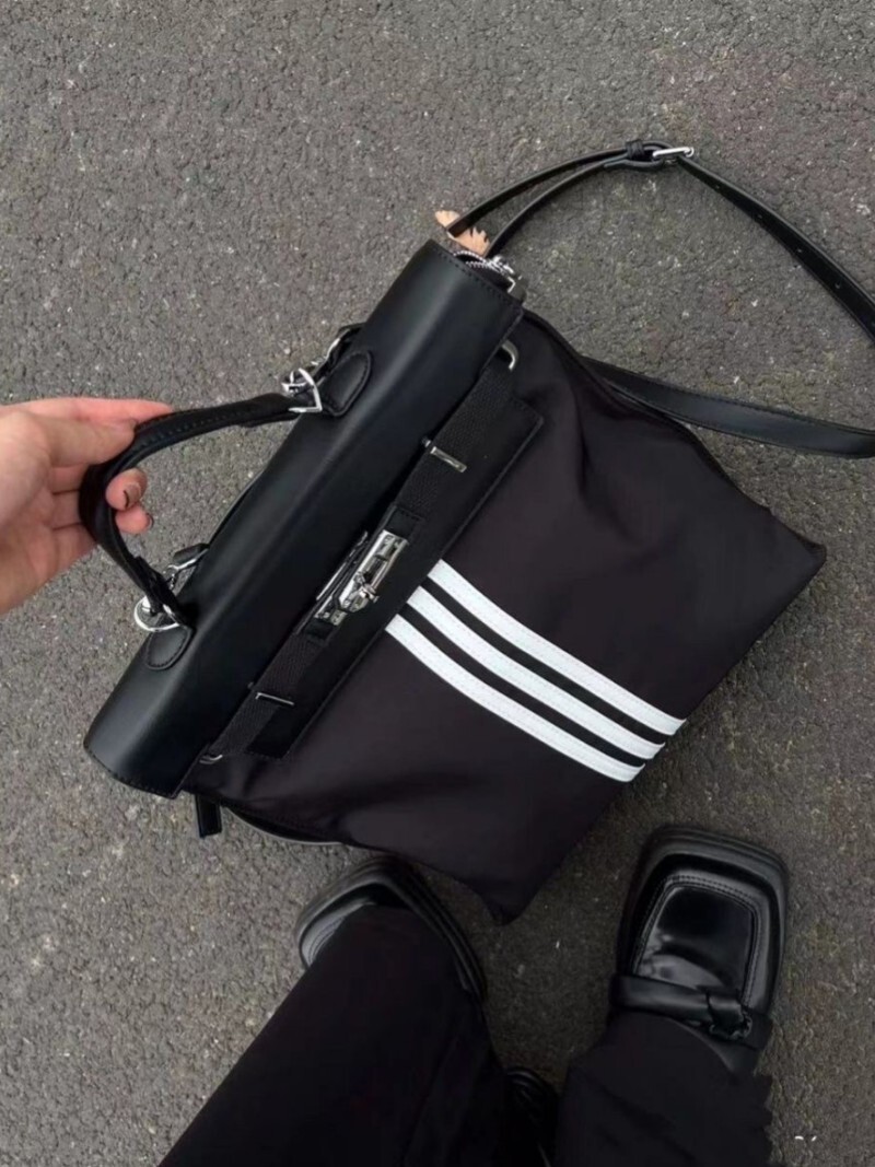 Korean niche design striped nylon Oxford cloth backpack, large capacity shoulder bag, high-end Kelly bag for women.