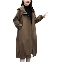 Mother Spring Autumn Jacket Foreign Air Big Code Loose 2024 Fall new mid-age wide wife Wind Coat Long style