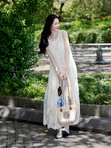 度假风背心连衣裙女2026夏季新款法式长裙子巨好看气质小个子收腰