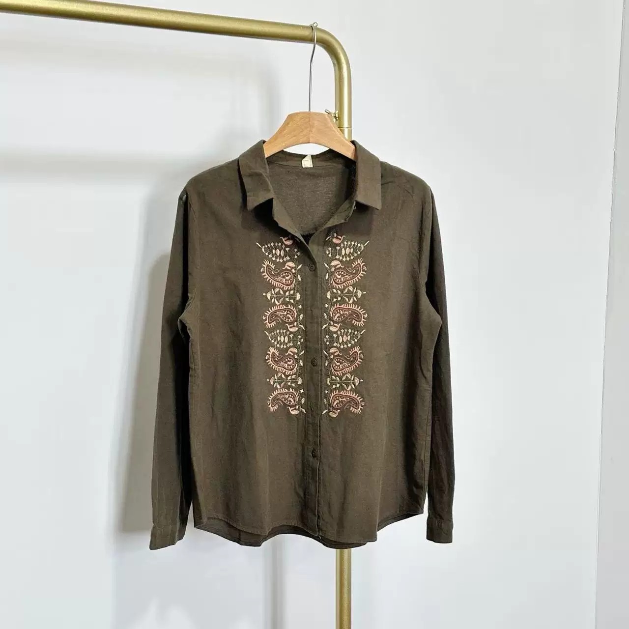 K7064 เสื้อเชิ้ตปักลายสีเขียวเข้ม แบบใหม่ มีปกพับ แขนยาว ตัวโคร่ง ลายดอกไม้สไตล์ชนเผ่า
