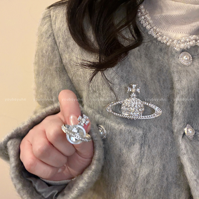 Popular Vivienne Westwood sparkling diamond brooch for women, perfect for coats and sweaters, exuding a sophisticated and luxurious feel. Also features a Saturn corsage and high-end brooch accessories.
