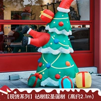 Рыжий старик сверлит дерево