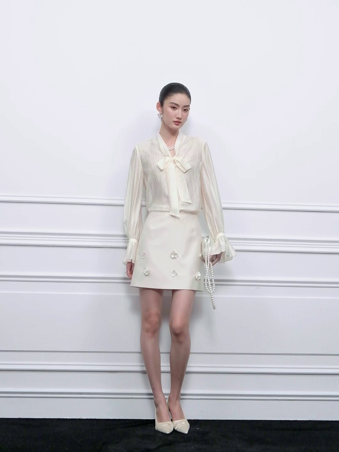 MandyZhang's elegant and sophisticated autumn blouse with flared sleeves and a touch of vinegar.