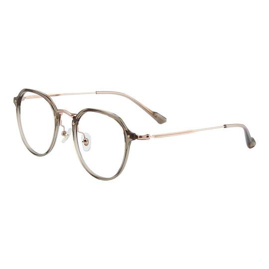 Ясные глаза, холодные коричневые отбеливающие очки.