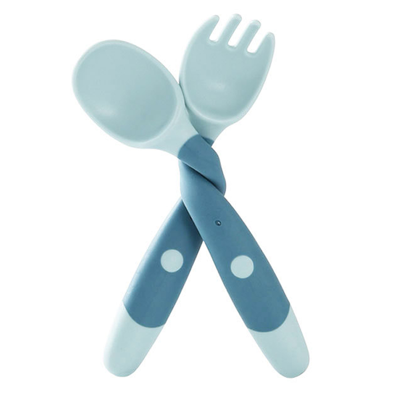 Baby learns to eat baby training spoon