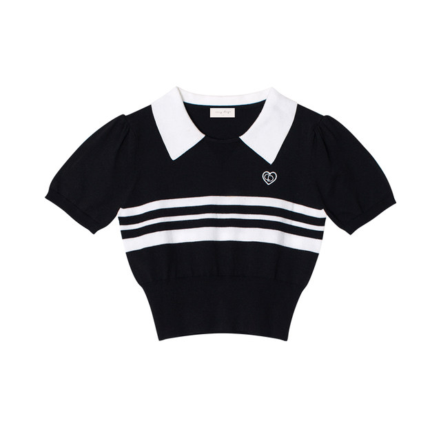 Shu Shu's notepad/knitted polo shirt white skirt