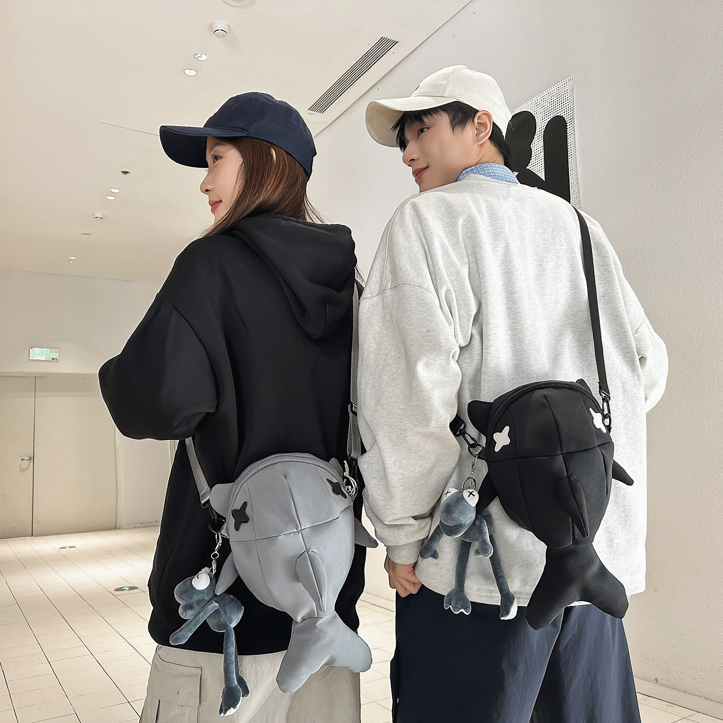 New trendy and cute shark crossbody bag, suitable for both men and women, unique design, student cartoon shoulder bag.