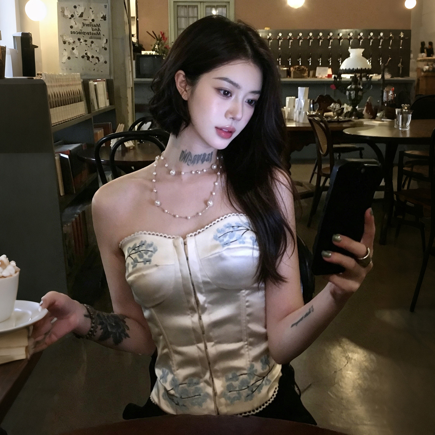 SylCue's Chinese-style, cool and elegant Jiangnan-inspired printed strapless top with button details, slimming and flattering design.