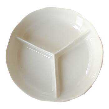One person eats pure white lace ceramic three-quarter grid deep bowl