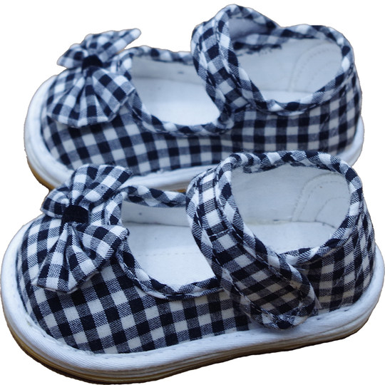 Los zapatos de tela de mil capas para bebé están hechos de puro algodón a cuadros hecho a mano.