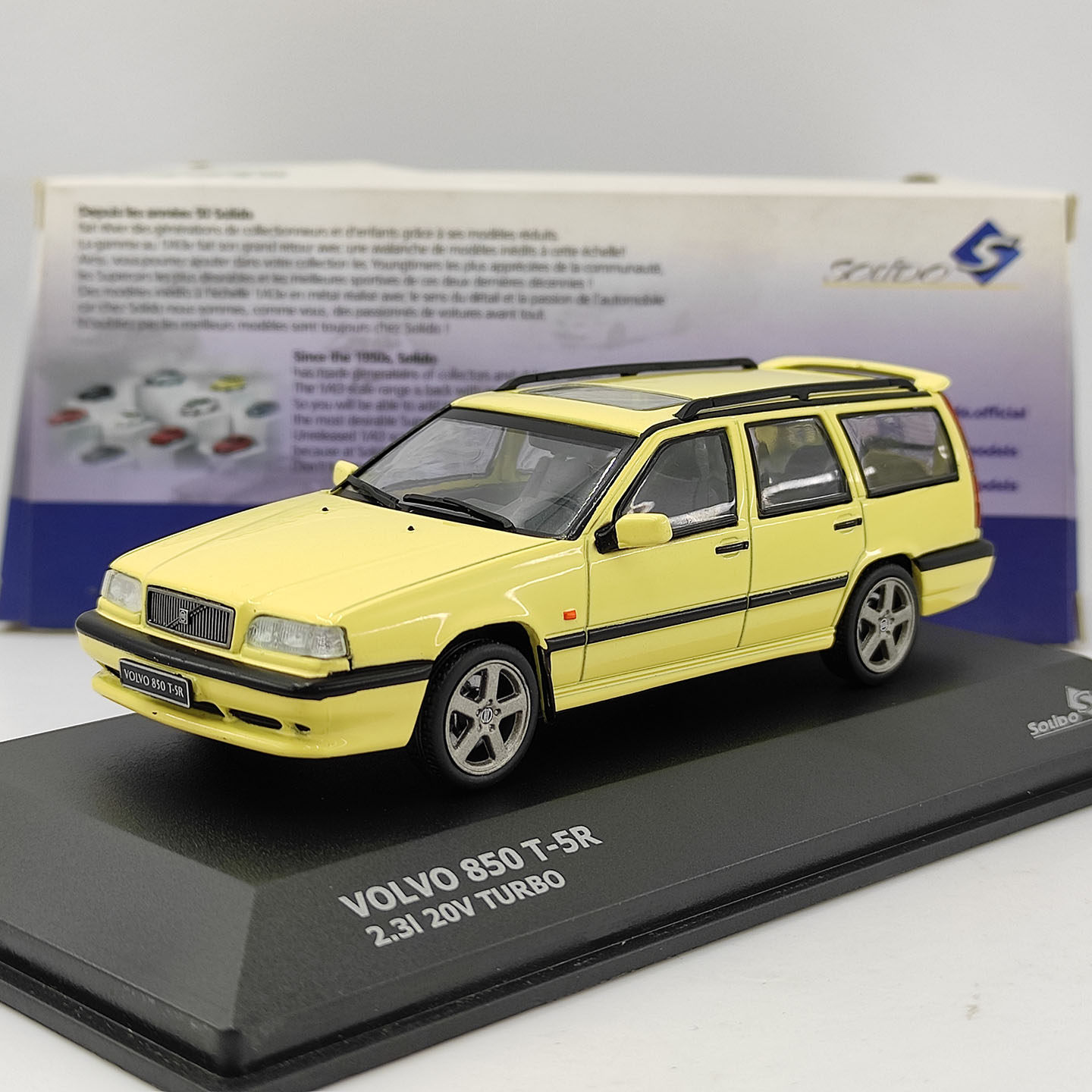 โมเดลรถโลหะสเกล 1:43 รุ่น Solido S สำหรับ Volvo Volvo 850 T-5R แบบสเตชันแวกอน สีเหลือง