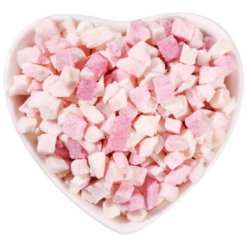 Freeze-dried peach cubes as decoration for baked desserts