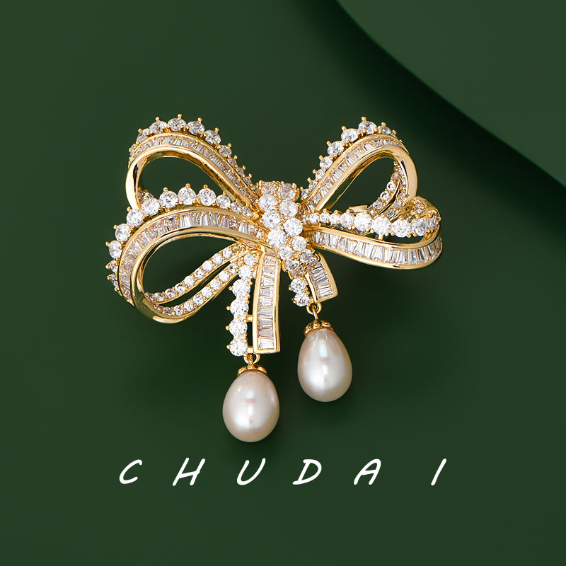 Natural pearl tassel bow brooch, exquisite and elegant design, stylish suit corsage, fashionable and luxurious accessory.