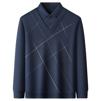 Middle-aged and elderly dads fake two long-sleeved t-shirts