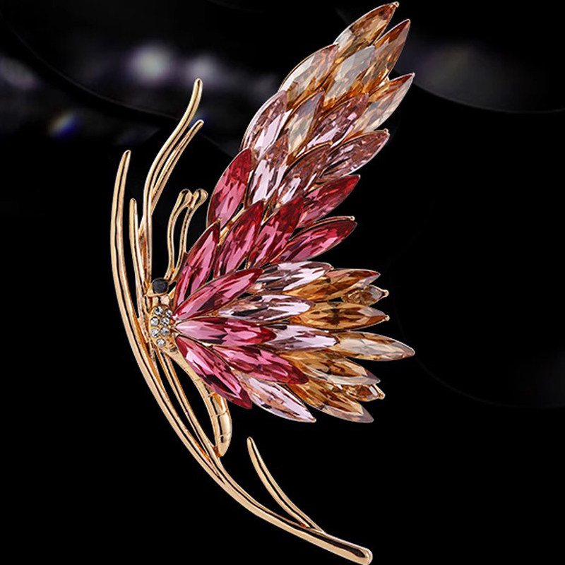 High-end French gradient butterfly brooch, exquisite crystal corsage for autumn and winter, perfect for women, a wool coat pin or gift.