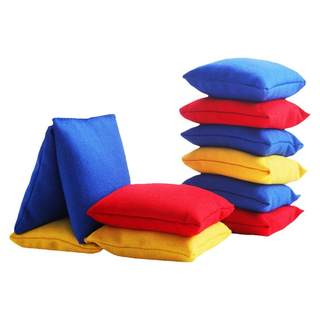 Дети бросают мешки с песком, а ученики младших классов проходят тест