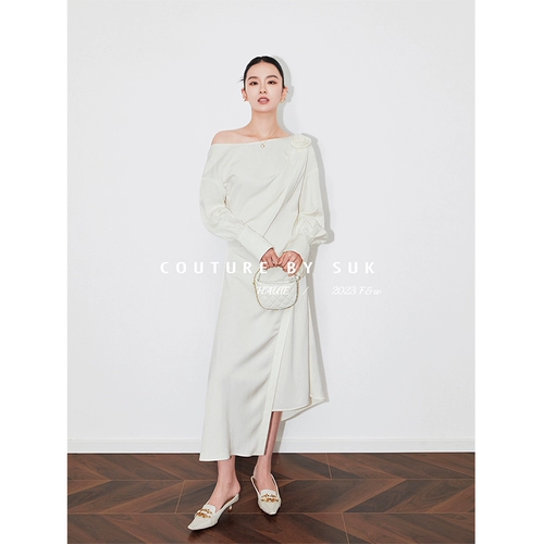 Структурированное льняное однотонное асимметричное платье А-силуэта.