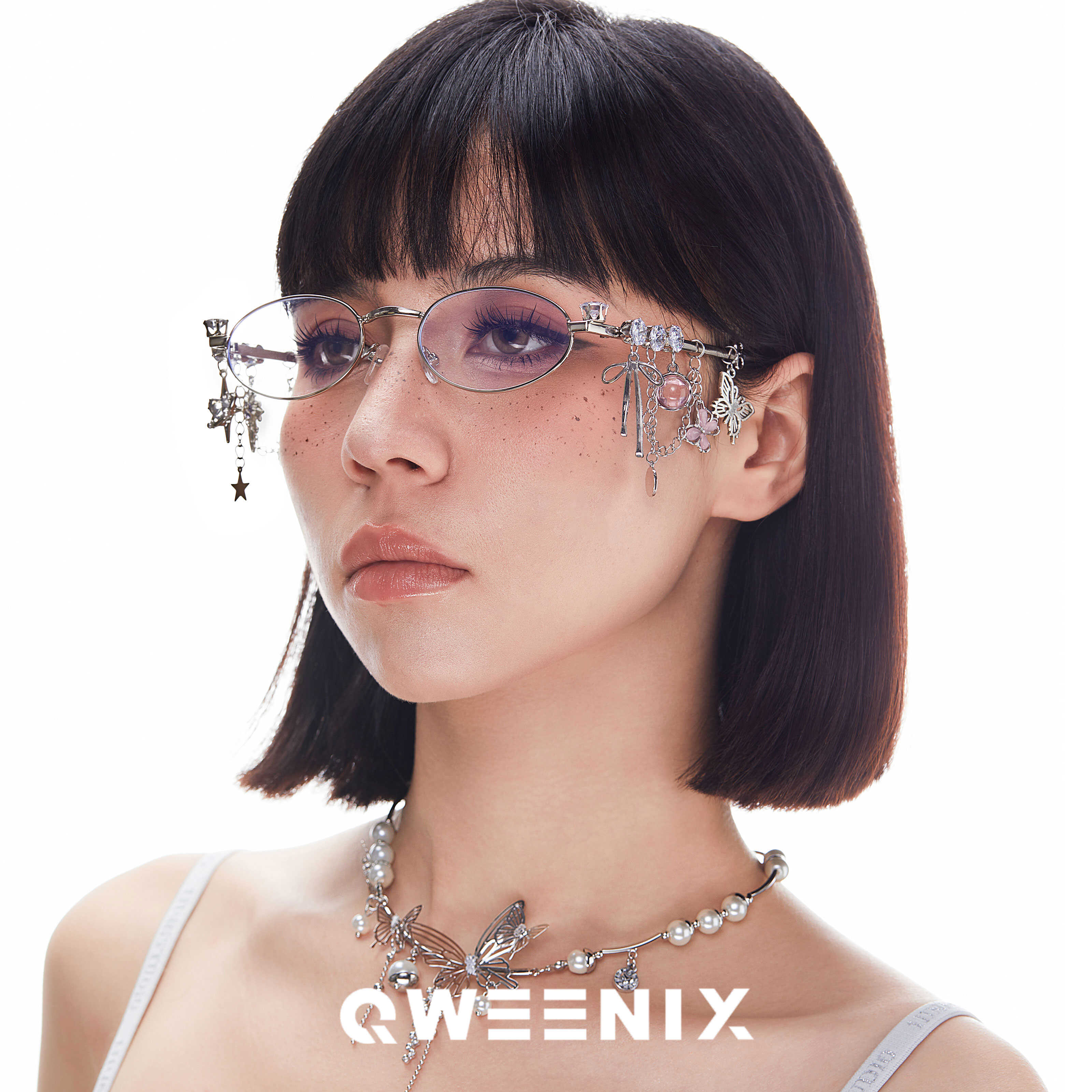 QWEENIX Japanese style oval glasses with star and diamond design, inspired by the cute and edgy Sakura style, featuring blue light protection.