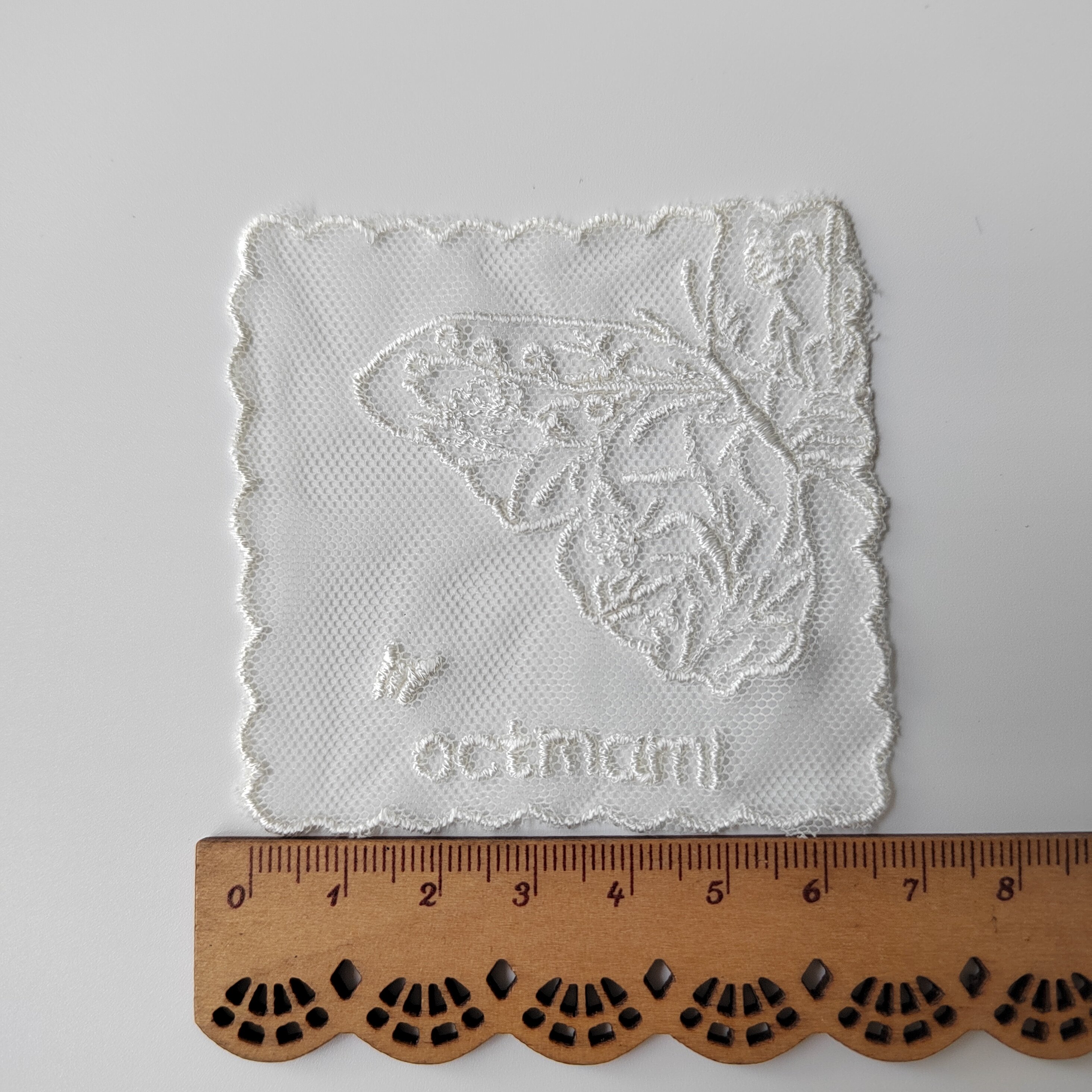 High-Quality Classic Embroidered Trademark Creative Fabric Patch Embroidered Letters Square Black and White English Logo Collar Label