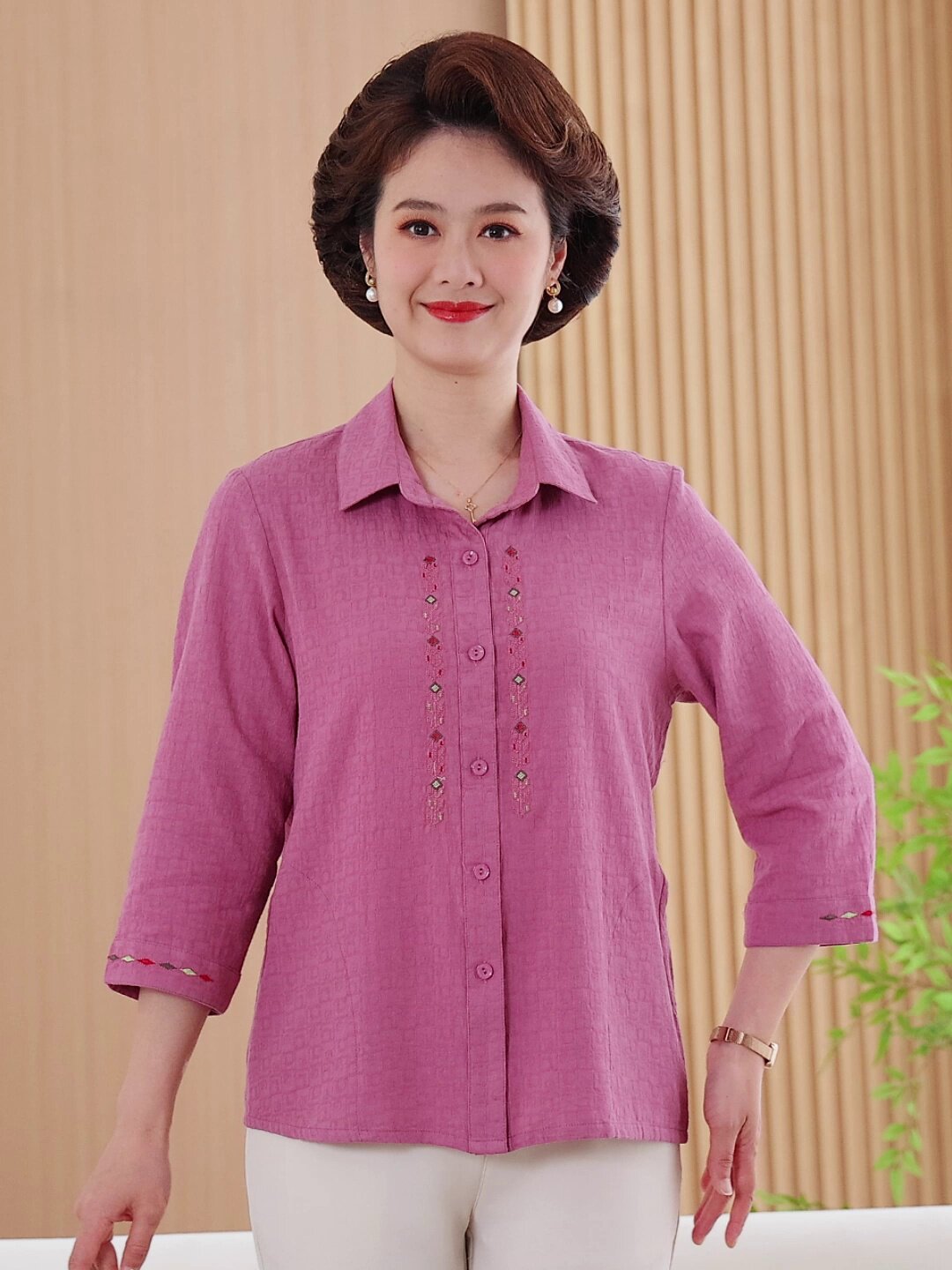 เสื้อผ้าฤดูใบไม้ผลิ ฤดูใบไม้ร่วง และฤดูร้อนสำหรับคุณแม่ เสื้อเชิ้ตผ้าฝ้ายปักลาย แขนสามส่วน เสื้อขนาดเล็ก สำหรับสตรีวัยกลางคนและผู้สูงอายุ เสื้อผ้าฝ้ายแท้ ทรงหลวม ไซส์ใหญ่