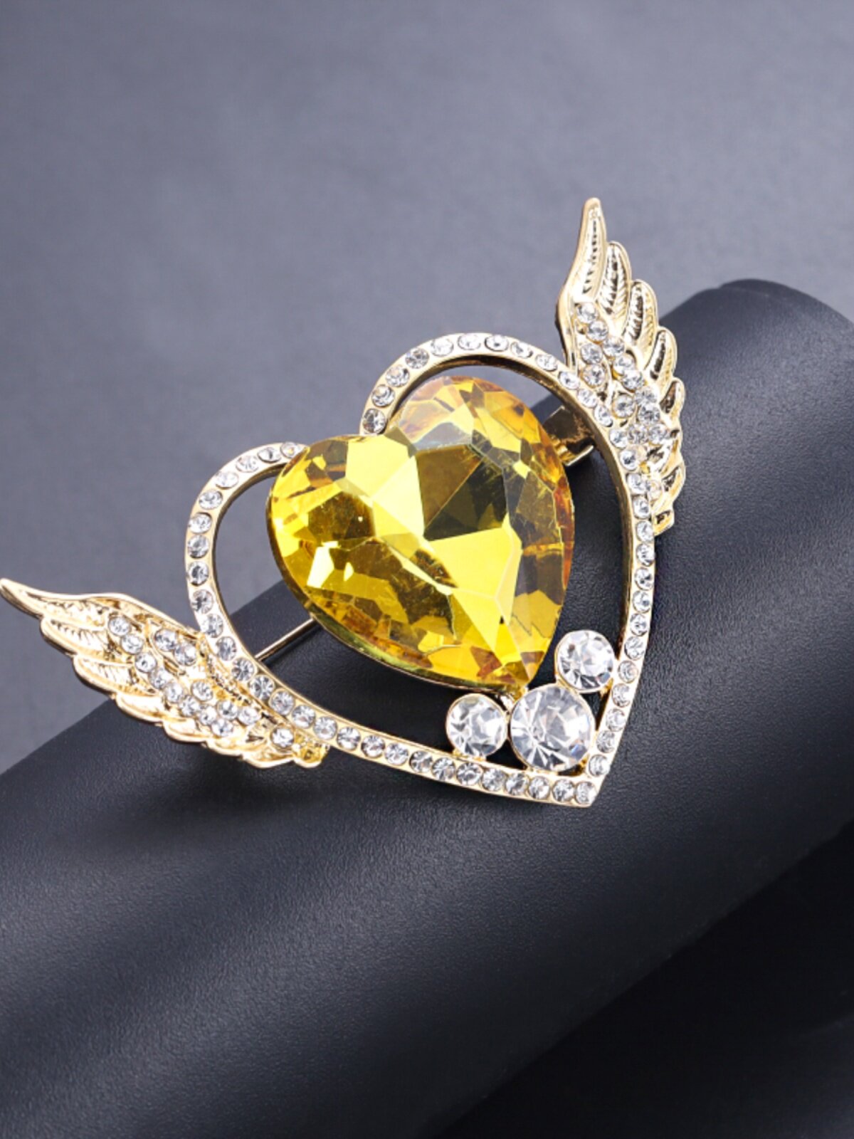 European and American style, unique and versatile, gold heart wings rhinestone alloy brooch for women, a must-have accessory for suit jackets.