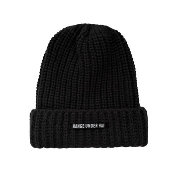 Lazy pile hats are trendy and versatile for couples in autumn and winter