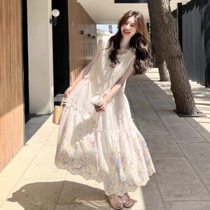 法式甜美日常感简约刺绣印花连衣裙女2026年夏季流苏绑带领口长裙
