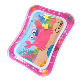Baby pats the water mat and learns to crawl. it is a magic tool for babies to play with in summer.