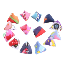 Catching stones throwing stones picking up sandbags nostalgic post-80s children in kindergarten boys and girls holding triangular small sandbags