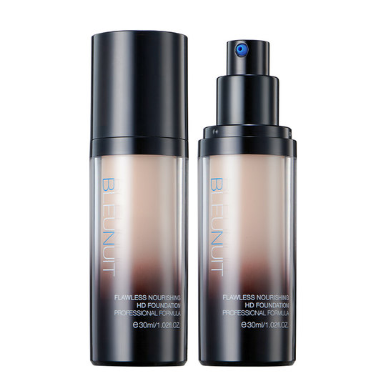 Очаровательная темно-синяя и черная увлажняющая жидкая основа, которая скрывает пятна и надолго питает кожу.