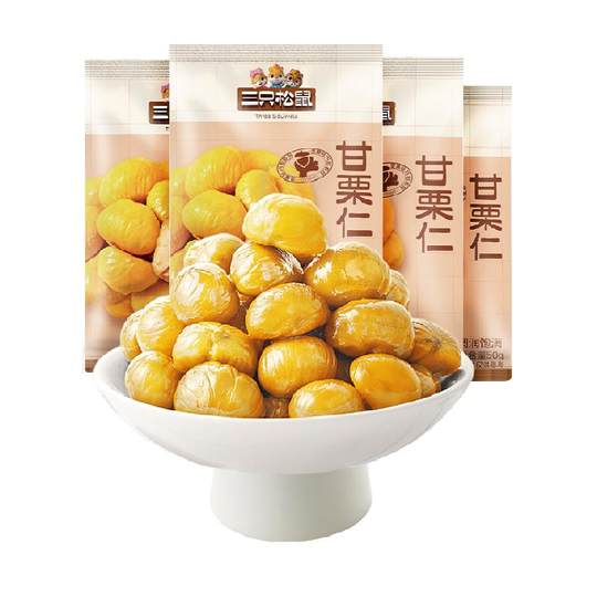 Tres ardillas comparten las castañas y nueces asadas