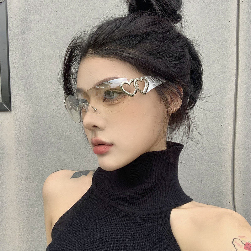 European and American style rimless, one-piece silver oversized sunglasses for women, trendy, face-slimming, and sophisticated street style.