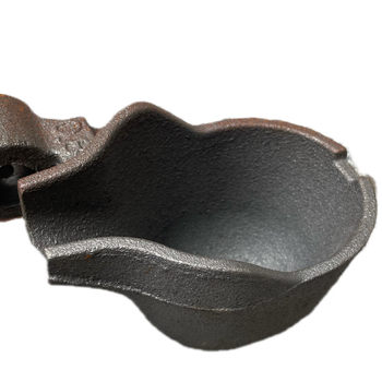 Die casting machine to give soup spoon to soup spoon