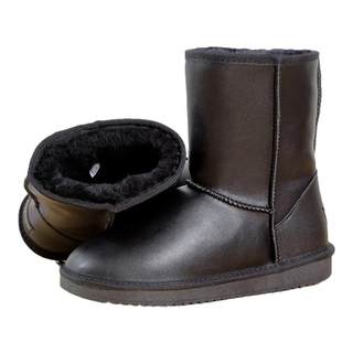 Einteilige outdoor-schneestiefel in mittlerer wadenhöhe aus schaffell