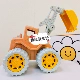 Рекомендуется милой копающей машиной с пшеничной соломой