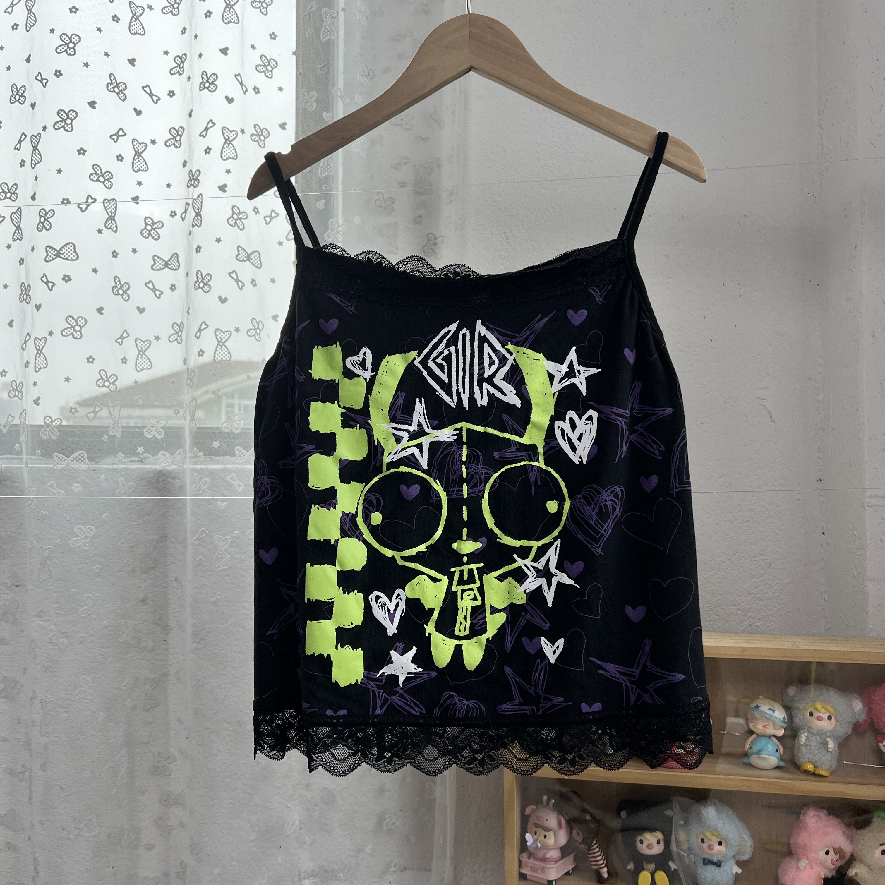 เสื้อซับในสไตล์ซับคัลเจอร์ แนวเอเลี่ยน สาวฮอต พื้นหลังสีดำ ลายกราฟฟิตี้เรืองแสงสีเขียวและม่วง สายเสื้อแบบสปาเก็ตตี้ แต่งขอบลูกไม้ ดูหวานแต่เท่ห์ ทรงสลิมฟิต