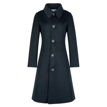 The brand removes the goods from the cabinet and cuts the tail goods, which have high wool content.