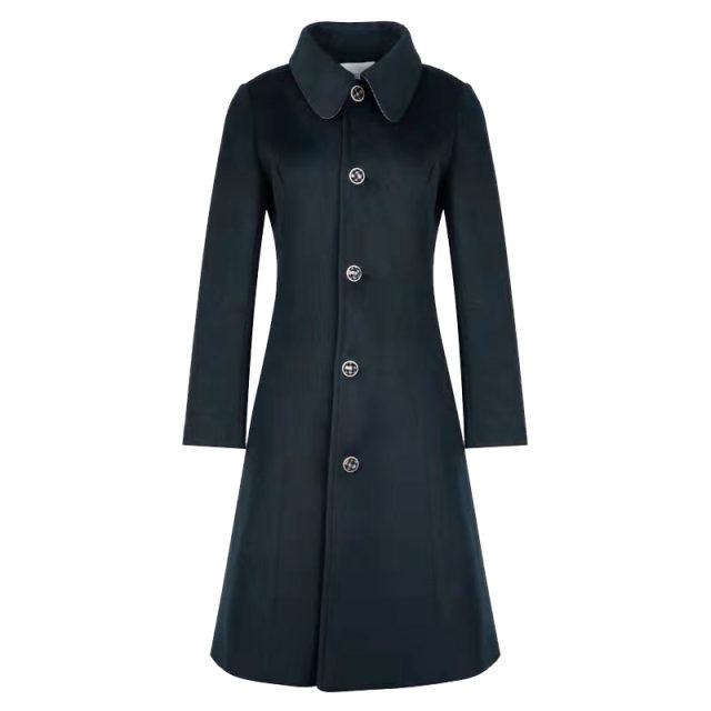 The brand removes the goods from the cabinet and cuts the tail goods, which have high wool content.