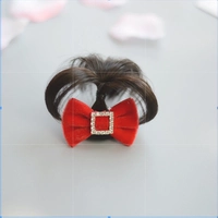 Вьющиеся волосы из бордовой пряжи