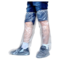 Des souliers de pluie allongés jetables couvrent un cylindre élevé au-dessus du pied en plastique de la couverture en plastique à labri de la pluie des pantalons imperméables et imperméables à la pluie