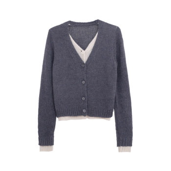 Huanghuangjia fake two-piece v-neck sweater jacket 2025 autumn new niche soft glutinous design pullover sweater for women