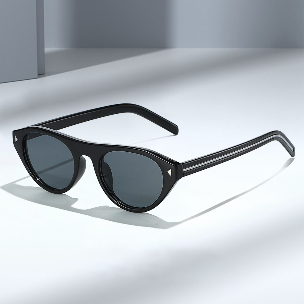 Cat-Eye Studded Sunglasses For Men - Sleek Black Frame With Gray Gradient Lenses_voghion.com