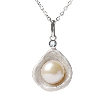 The new treasure in the palace is a freshwater pearl necklace