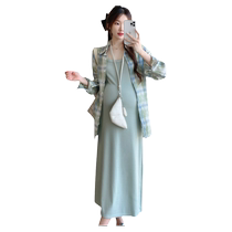 Maternity wear autumn 2024 new suit fashionable and fashionable plaid cardigan suspender skirt autumn two-piece set