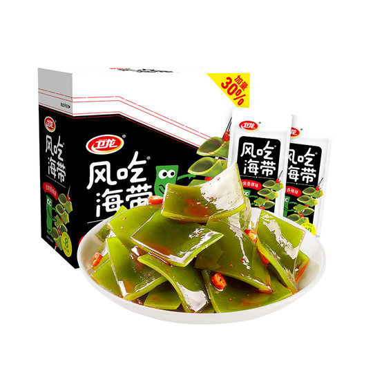 Wei Longfeng mange des collations de varech prêtes à manger